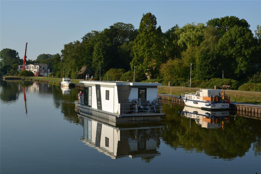 Ein Hausboot kommt nach Bad Bederkesa. Foto: Scheiter