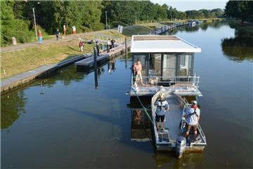 Ein Hausboot kommt nach Bad Bederkesa. Foto: Scheiter