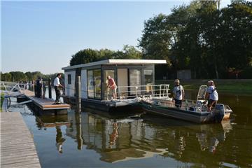 Ein Hausboot kommt nach Bad Bederkesa. Foto: Scheiter