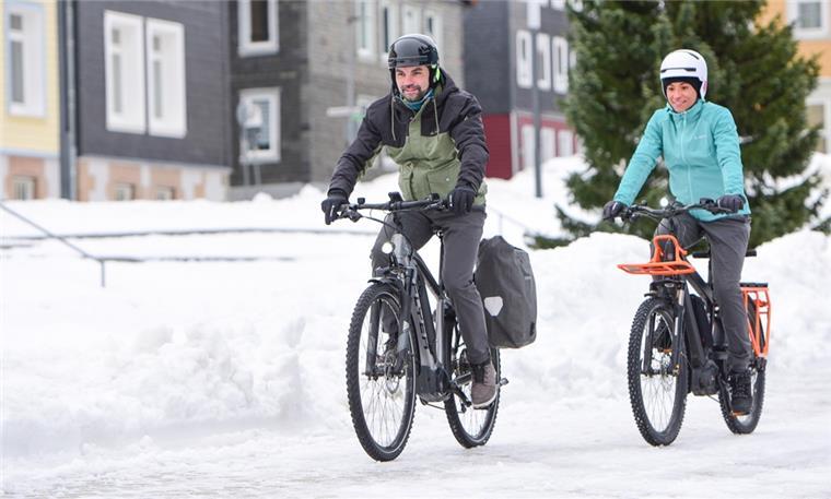 Winterreifen sollen Radfahren sicherer machen Ein Hausmittel, um bei Winter mit dem Rad mehr Halt zu haben, ist es, den Reifendruck abzusenken. Dann liegt er mit einer größeren Fläche auf.