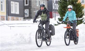Ein Hausmittel, um bei Winter mit dem Rad mehr Halt zu haben, ist es, den Reifendruck abzusenken. Dann liegt er mit einer größeren Fläche auf. 