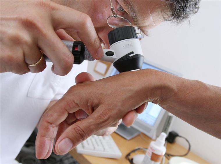 In Bremerhaven droht Mangel an Hautärzten Ein Hautarzt untersucht in seiner Praxis die Haut einer Patientin bei einer Hautkrebs-Früherkennung. Hautkrebs ist der Tumor mit der größten Zuwachsrate.