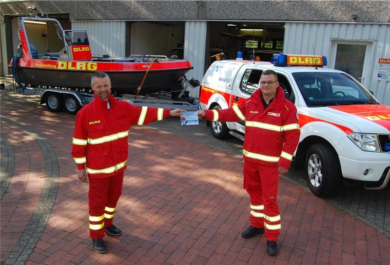 Baden in der Weser birgt Gefahren Ein Heft mit wertvollen Tipps: Der Braker DLRG-Vorsitzende Klaus Wendeling (links) und Einsatzleiter André Bruns hoffen, nicht oft mit Wagen und Boot zu Einsätzen am Wasser ausrücken zu müssen. Wer sich an die Baderegeln hält, sei sicherer.