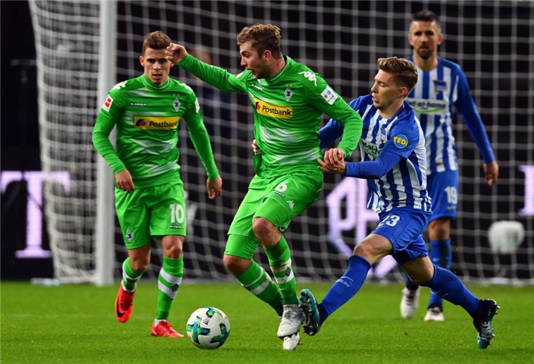 Fußball-Bundesliga: Gladbach nach 4:2 Dritter Ein heißer Kampf in Berlin: Die Hertha gegen die Gladbacher.