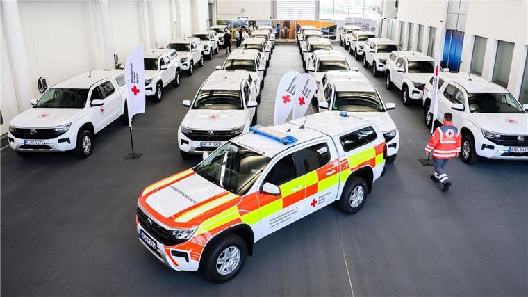 DRK schafft 22 Fahrzeuge für Katastrophenschutz an Ein Helfer vom Deutschen Roten Kreuz DRK steht bei der Übergabe von 22 Geländewagen von Volkswagen Nutzfahrzeuge.