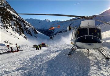 Ein Helikopter ist während einer Suchaktion von Rettungskräften nach einer Lawine auf einer Skipiste gelandet. Bei dem Lawinenunglück in Südtirol gab es mindestens drei Tote.