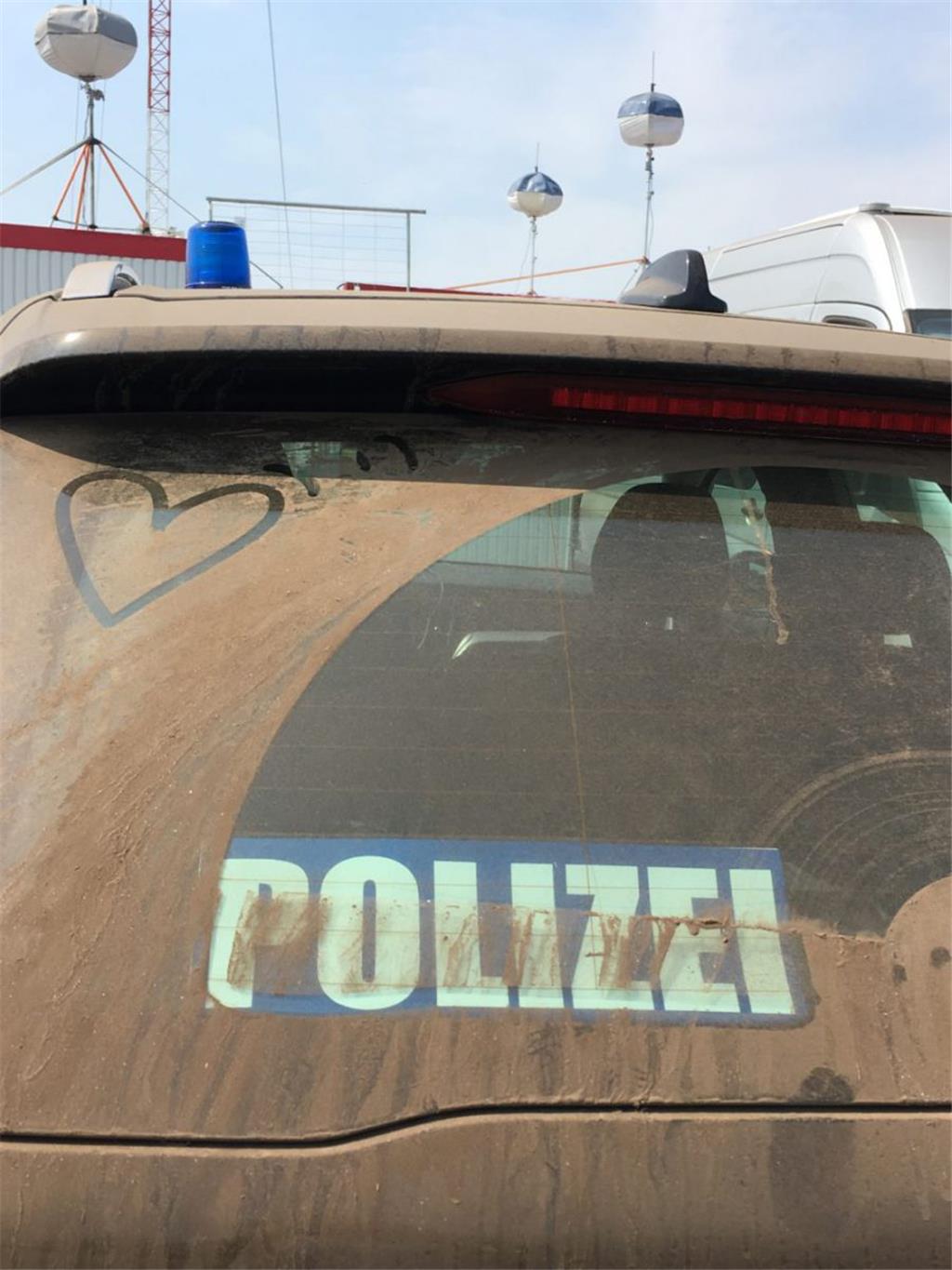 Ein Herz für alle Einsatzkräfte, die auf dem Deichbrand Dienst schieben.  Foto: ...