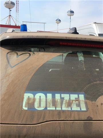 Ein Herz für alle Einsatzkräfte, die auf dem Deichbrand Dienst schieben.  Foto: ...