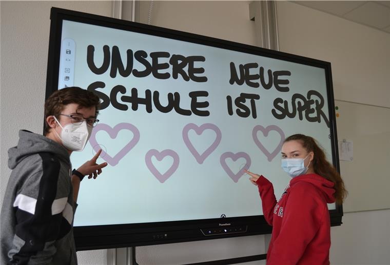 Kreistags-Bilanz: 170 Millionen Euro für die Schulen im Landkreis Ein Herz für die neue Schule: Die Dorumer Schüler, hier Nils-Ole Ortswald und Henrike Schmidt, freuten sich riesig, als sie im Frühjahr einzogen.