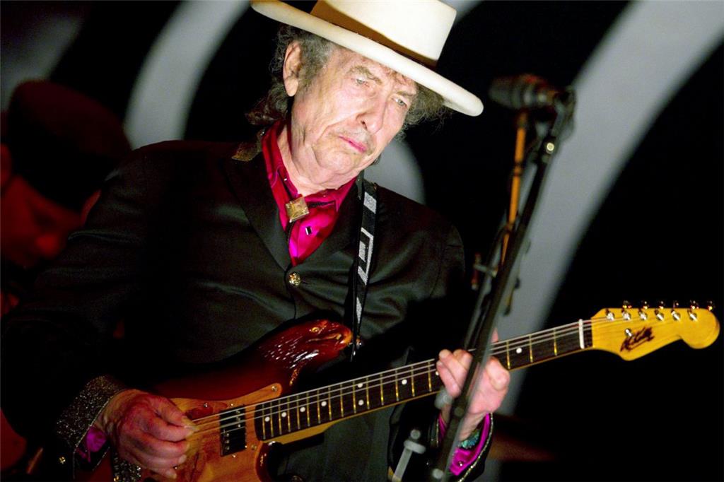 Ein Herz für Rentner: Bei der Werbung zum Album &quot;Shadows In The Night&quot; (2015) konzentrierte sich Dylan (damals 73) zunächst auf US-Senioren. 50 000 der 35 Millionen Abonnenten einer Rentner-Verbandszeitschrift erhielten die CD als Gratisbeilage.