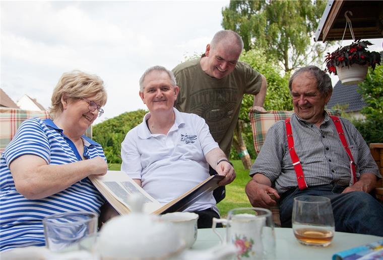 Wie eine Familie ganz selbstverständlich mit Behinderung lebt Ein Herz und eine Seele: Hildegard, Holger, Jochen und Ernst Allers.