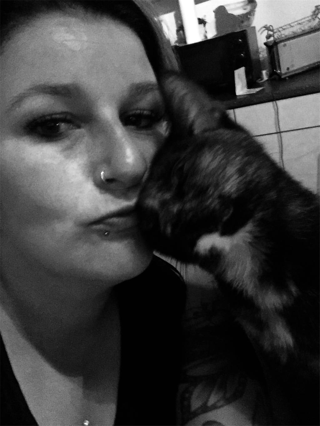 Ein Herz und eine Seele: Nadine Gerdes aus Nordenham mit ihrer Katze Becky. Die ...