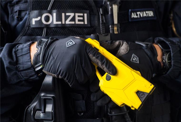 Polizei testet ab Oktober Tasereinsatz Ein hessischer Polizeibeamter hält einen Taser. Ab Oktober will auch die Bremerhavener Polizei ähnliche Elektroschocker in einem Modellversuch für das Land Bremen testen.
