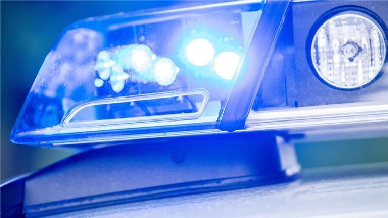 Blaulicht der Polizei. Ein Heubrand auf einem Feld bei Spieka konnte am Donnerstag schnell gelöscht werden. Die Polizei schließt Brandstiftung nicht aus und sucht Zeugen.
