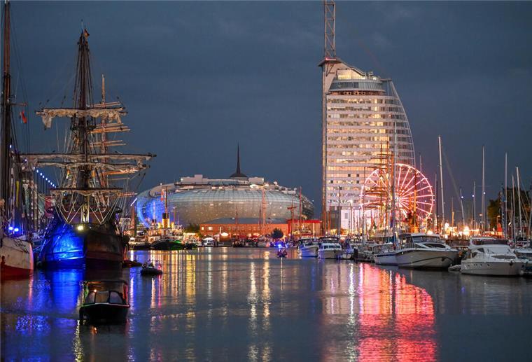 Tourismuschef zufrieden: Rund 420.000 Besucher bei den Maritimen Tagen in Bremerhaven Ein Hingucker: Abends war das Gelände am Neuen Hafen eindrucksvoll beleuchtet.