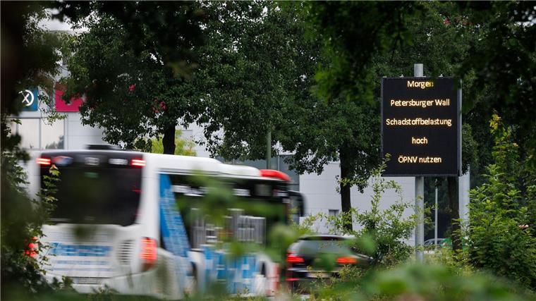 Ein Hinweis („Schadstoffbelastung“) für Autofahrer ist auf einem Display an einer Hauptverkehrsstraße zu sehen.