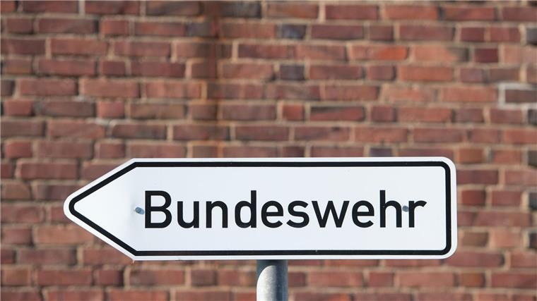 Größtes Nato-Manöver: Bundeswehr verlädt Material in Emden Ein Hinweisschild mit dem Schriftzug „Bundeswehr“ steht auf dem Gelände einer Bundesliegenschaft.