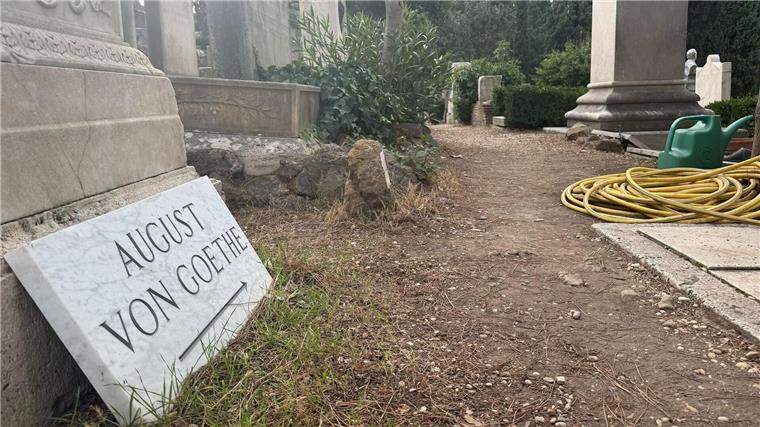 Grab von Goethes Sohn in Rom restauriert Ein Hinweisschild - mit dem Vornamen - zeigt nun den Weg zum Grab von Goethes Sohn.