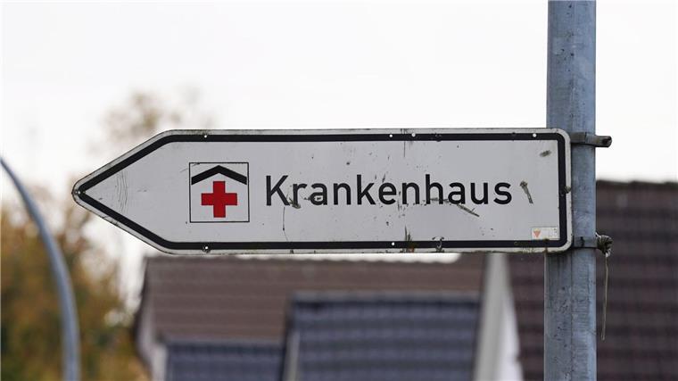 Ein Hinweisschild mit der Aufschrift „Krankenhaus“ weist den Weg zur Klinik.