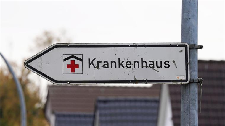 Klinikum Links der Weser soll 2028 schließen Ein Hinweisschild mit der Aufschrift „Krankenhaus“ weist den Weg zur Klinik.