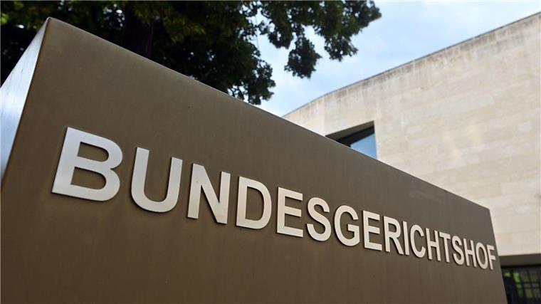 Ein Hinweisschild steht vor dem Bundesgerichtshof (BGH) in Karlsruhe.