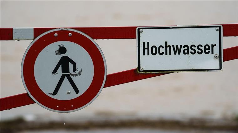 Oldenburg hebt akute Hochwasserwarnung auf Ein Hochwasser-Schild steht an einem überfluteten Feld.