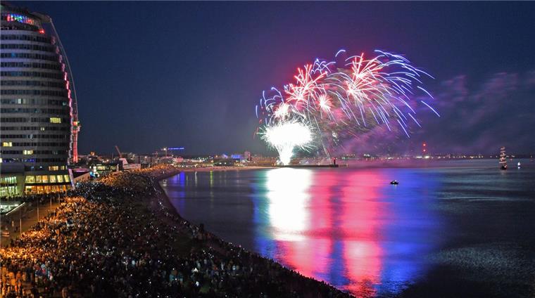 Bremerhaven: Das Wochenende auf dem Seestadtfest in Bildern Ein Höhepunkt auf dem Seestadtfest: Das Feuerwerk am Weserdeich.