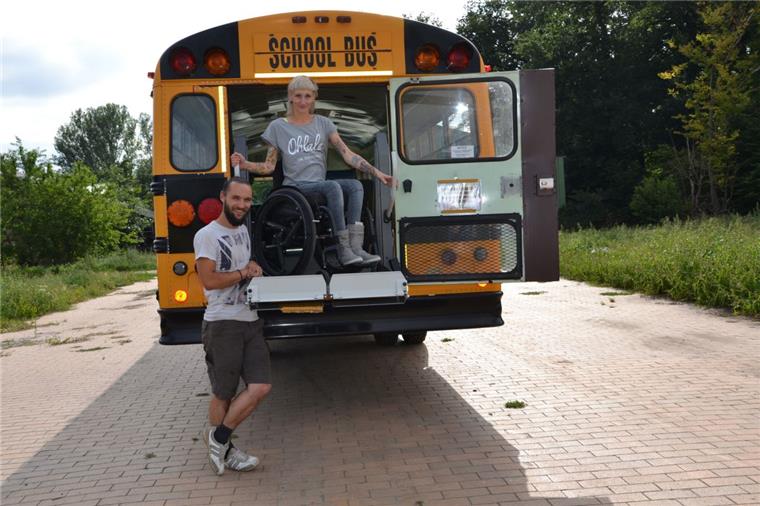 Paar aus Gyhum baut amerikanischen Schulbus um - doch nun fehlt das Geld Ein Höhepunkt in den letzten zweieinhalb Monaten war für Stefanie Hoyer und Benjamin Hermann aus Gyhum der Einbau des Lifters von der Firma A.S.P. aus Parchim (Mecklenburg-Vorpommern), der es Stefanie nun ermöglicht, eigenständig in den Bus zu kommen.