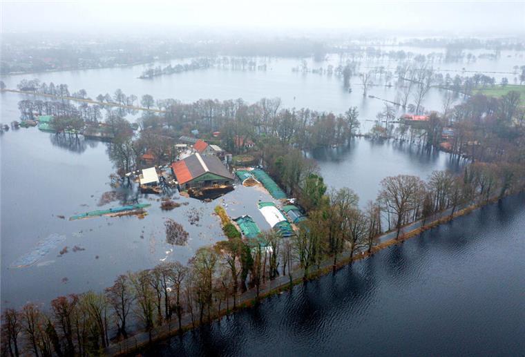 Das Hochwasser von oben: So schlimm ist die Lage im Norden (Bilder) Ein Hof im Bremer Ortsteil Timmersloh steht unter Wasser.