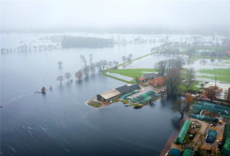 Das Hochwasser von oben: So schlimm ist die Lage im Norden (Bilder) Ein Hof im Bremer Ortsteil Timmersloh steht unter Wasser.
