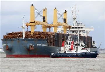 Ein Holzfrachter verlässt den Midgard-Hafen in Nordenham.