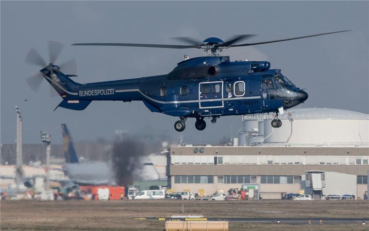 Hubschrauber der Bundespolizei macht Kontrollflüge über Bremerhaven Ein Hubschrauber der Bundespolizei kreiste über Bremerhaven.