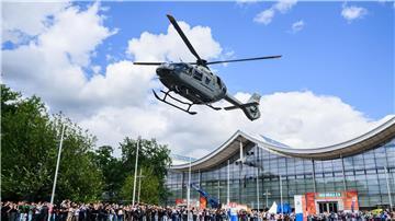 Ein Hubschrauber der Bundeswehr startet bei der IdeenExpo 2024 vom Messegelände.