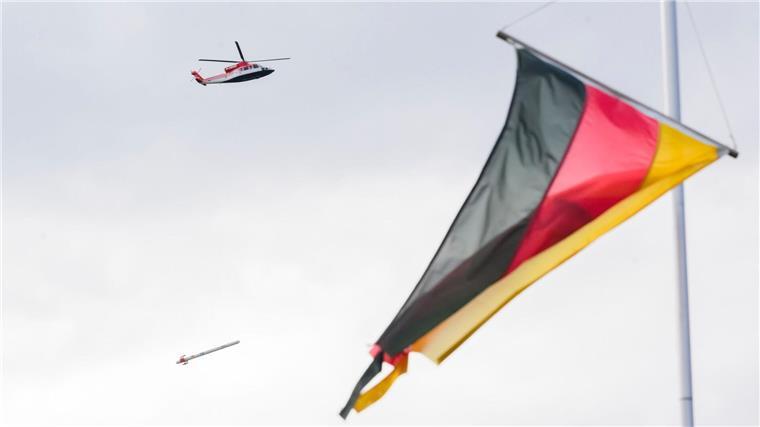 Suche nach Rohstoffen: Messflüge im Harz werden fortgesetzt Ein Hubschrauber fliegt im Harz mit einem QAMT System mit hochempfindlichen Magnetfeldsensoren.