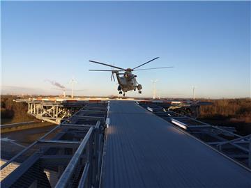 Ein Hubschrauber landet auf der neuen Plattform am Klinikum Reinkenheide.