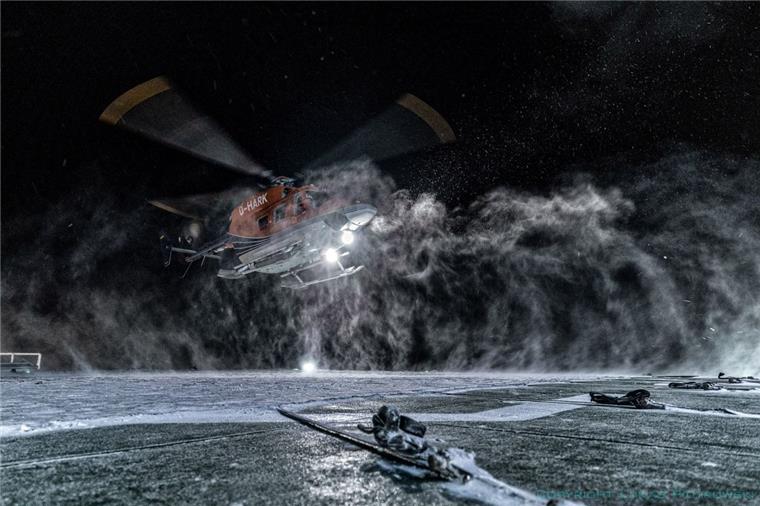 MOSAiC: Hubschrauber wirbeln für die Wissenschaft Ein Hubschrauber landet bei der "MOSAiC"-Expedition auf dem Deck des Forschungsschiffes "Polarstern".