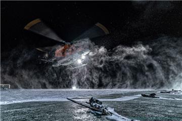 Ein Hubschrauber landet bei der "MOSAiC"-Expedition auf dem Deck des Forschungsschiffes "Polarstern".