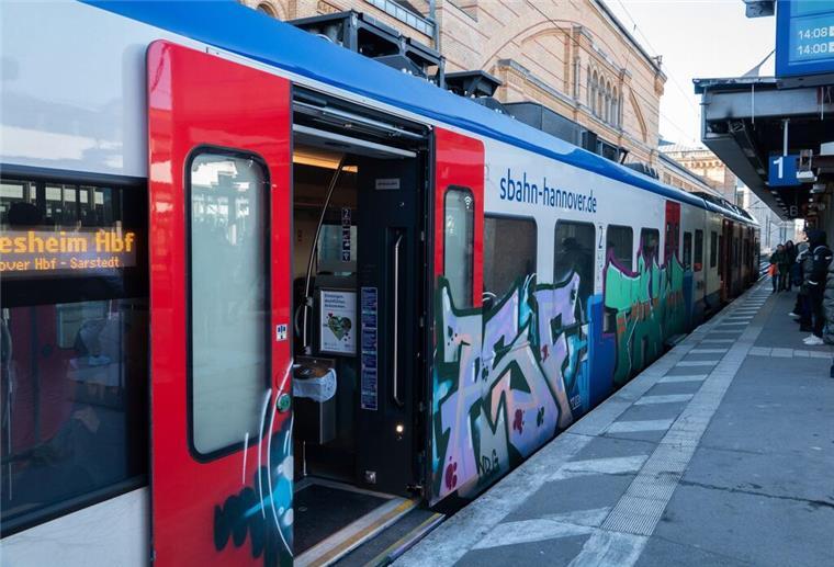 Eine S-Bahn in Hannover steht am Bahnsteig. Ein entlaufener Hund fuhr in Hannover mit der S-Bahn.