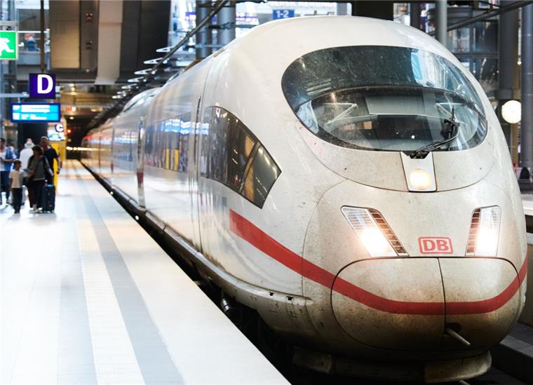 ICE bei Hannover auf offener Strecke evakuiert Ein ICE der Deutschen Bahn ist bei Hannover liegen geblieben.