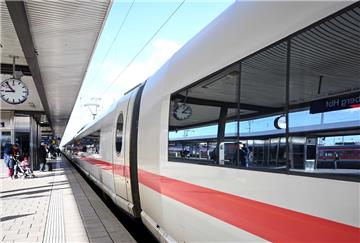 Ein ICE steht an einem leeren Bahnsteig.