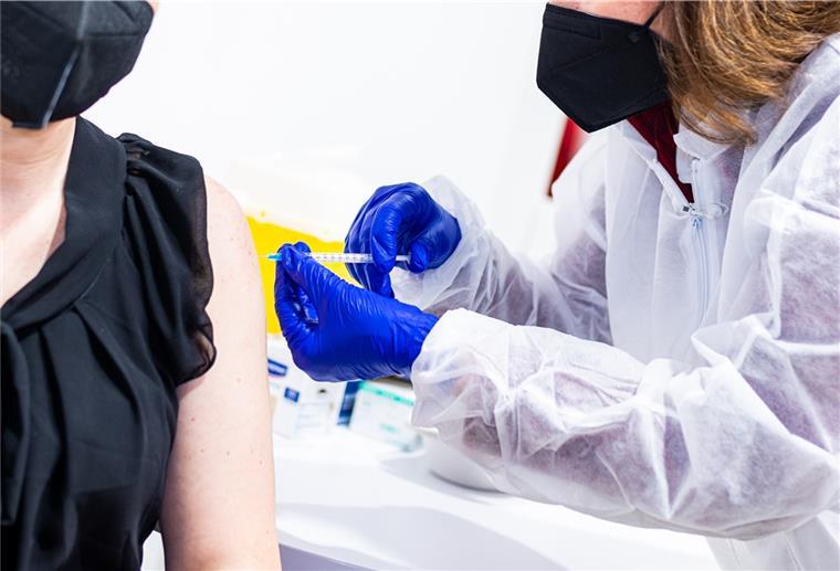 Kampf gegen Corona: Offene Impfaktion in Debstedt Eine Apothekerin impft eine Frau gegen das Coronavirus