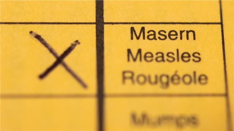Masern-Impfquote von Bremer Kindern etwa im Durchschnitt Ein Impfpass mit einem Kreuz bei der Masern-Impfung liegt auf einem Tisch.