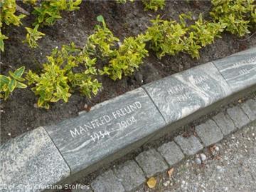 Ein in Selsingen gezeigtes Beispiel für pflegefreie Urnengräber. Der Pflanzenstreifen wird vom Friedhofsträger gepflegt. Die Namen der Verstorben sind vor den Urnen in einem hochwertigen Kantenstein eingraviert. 