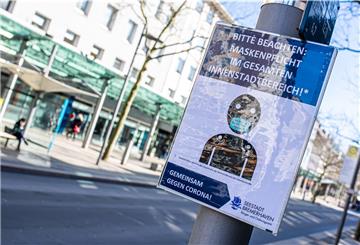 Ein Informationsschild am Beginn der Bremerhavener Fußgängerzone weist nach gestiegenen Inzidenzzahlen auf die Maskenpflicht in der Innenstadt hin.