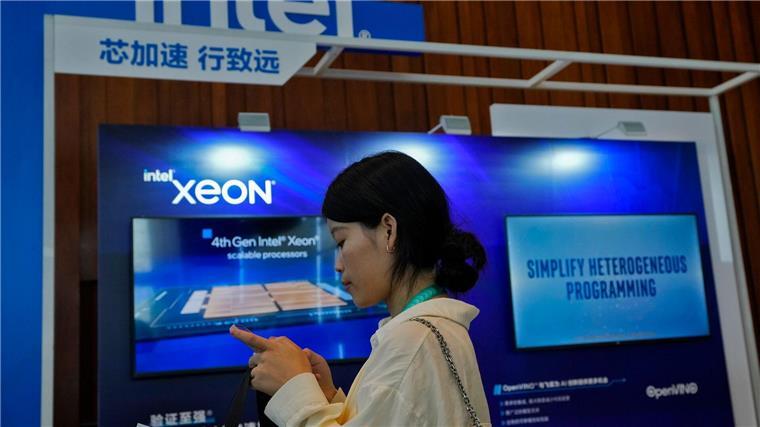 China tauscht Regierungscomputer mit westlichen Chips aus Ein Intel-Stand in Peking wirbt während einer Messe für Xeon-Chips.
