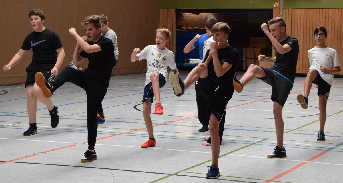 Ein intensives körperliches Training gehört für die Oberschüler aus Selsingen dazu. Es ist die erste Kooperation der Bildungsstätte mit der Bundeswehr.  
