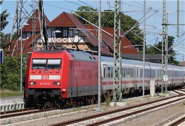 Ein Intercity-Zug, der dem Eurocity von Kopenhagen nach Hamburg ähnlich ist, auf freier Strecke (Symbolbild).