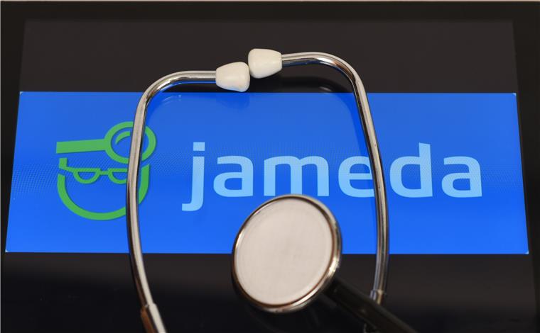 Ärtze in Jameda checken? Was Ihr dazu wissen müsst Ein iPad, auf dem das Logo des Ärztebewertungsportal Jameda zu sehen ist.