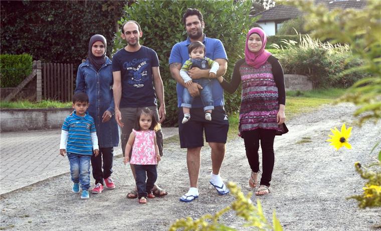 So gut sind die Flüchtlinge im Cuxland integriert Ein Jahr im Cuxland: (v. links) Muna und Yassin Al Hassan mit ihren Kindern Ahmad und Wasilla sowie Hasan Ahmad, Ehefrau Waad Othman mit dem zehn Monate alten Mohammed Junis, der hier geboren wurde.