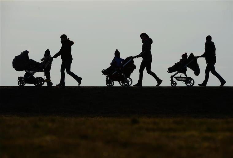 Mehr Rente durch Kindererziehungszeit: Bestimmtes Formular bringt bares Geld Drei Mütter schieben ihre Kinderwagen eine Landstraße entlang.